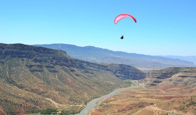 Yamaç paraşütçüleri, Botan Vadisi Milli Parkı'nın güzelliklerini tanıtmak için havalanıyor