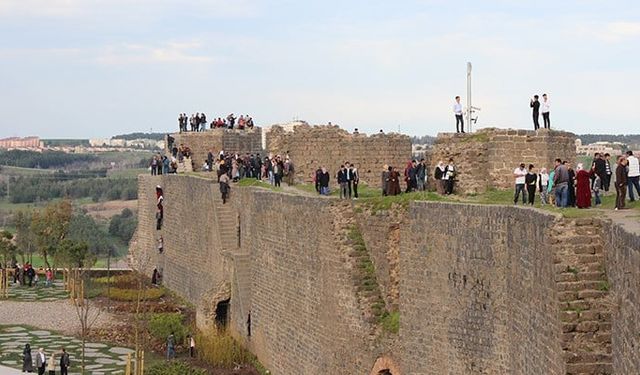 Diyarbakır'da tarihi surlardan düşen kadın öldü