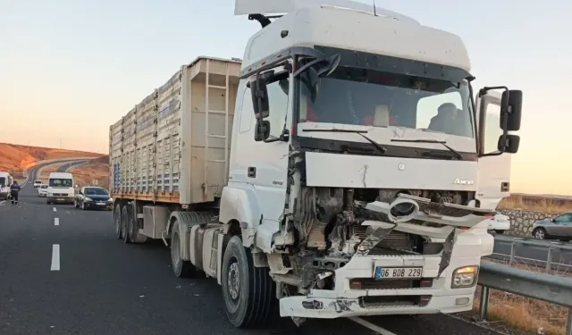 Diyarbakır'da tır ile traktör çarpıştı: 1 yaralı