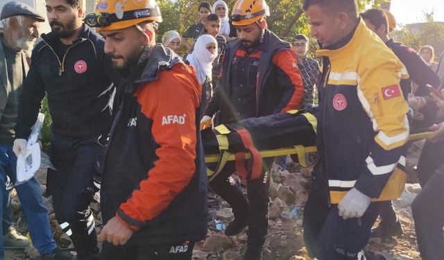 Diyarbakır'da düştüğü çukurda sıkışan çocuk kurtarıldı