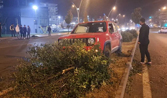 Diyarbakır'da cip kaldırıma çarptı: 1 yaralı