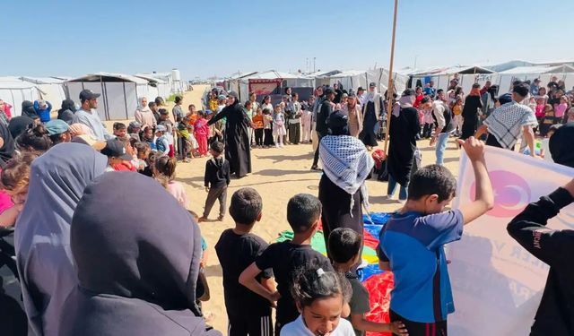 Zarokên Xezzeyî di Eydê de bi alîkarîya Weqfa Êtîman kêfxweş bûn