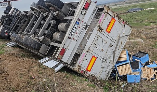 Bismil yakınlarında arı kovanı yüklü tır devrildi