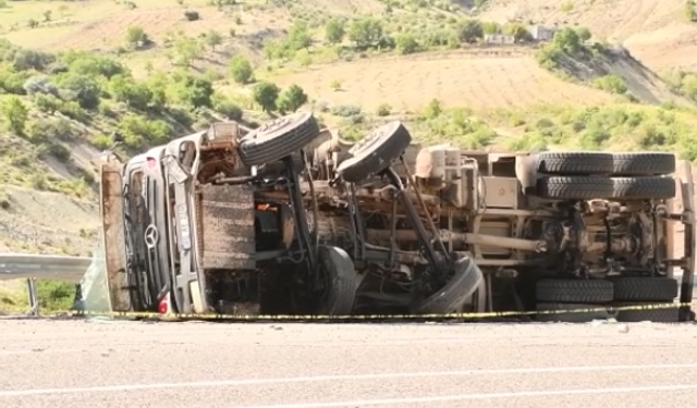 Adıyaman'da devrilen kum yüklü kamyonun sürücüsü öldü