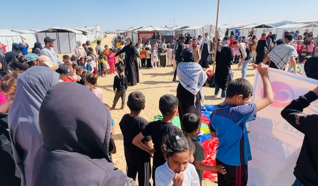 Gazzeli çocuklar bayramda Yetimler Vakfı'nın yardımlarıyla sevindi