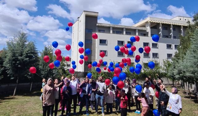 Balonlar "Otizmde Farkındalık" için havalandı