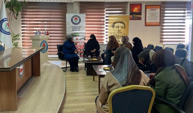 HÜDA PAR Ağrı Kadın Kolları, Memur-Sen Kadın Kollarını ziyaret etti