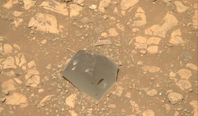 Mars’ta garip şekilli bir kaya görüntüledi