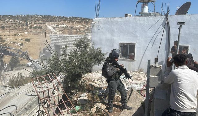 siyonistler Batı Şeria’da Filistinlilere ait beş evi yıktı