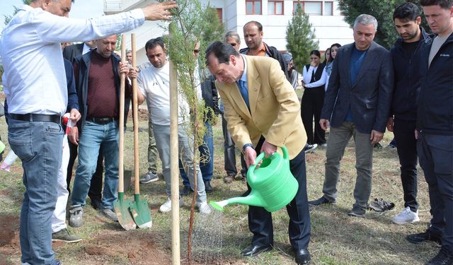 Dicle Üniversitesi'nde fidan dikim etkinliği düzenlendi
