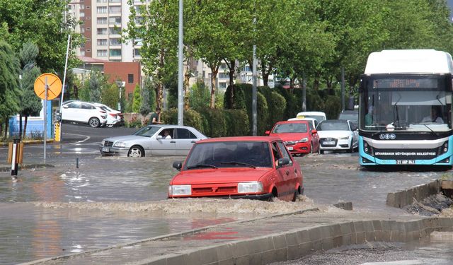 DİSKİ geç kaldı: Diyarbakır'da sağanak hayatı felç etti!