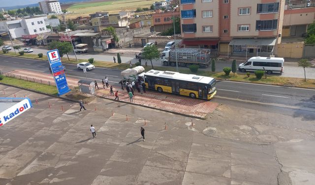 Çınar’da kamyonet belediye otobüsüne çarptı