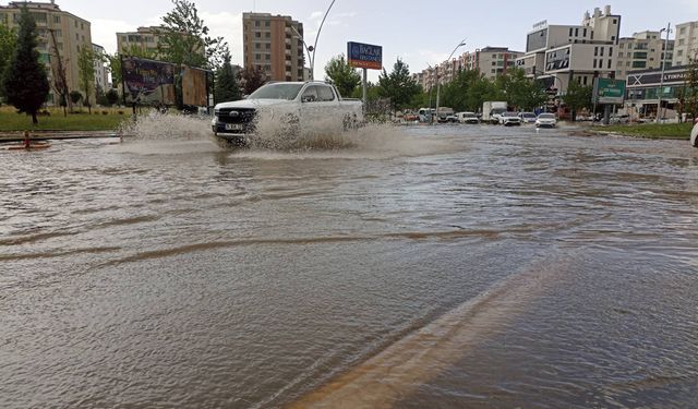 Diyarbakır'ın alt yapısı yetersiz kaldı: Caddeler göle döndü, araçlar mahsur kaldı