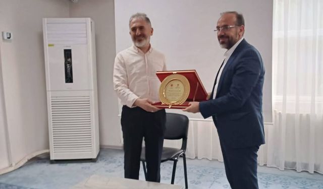 İlahiyat Fakültesi'nden Prof. Dr. Derin'e plaket
