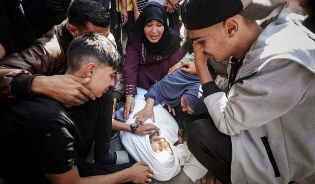 Siyonist rejim bir aileyi yok etti: Biri bebek 4 şehit