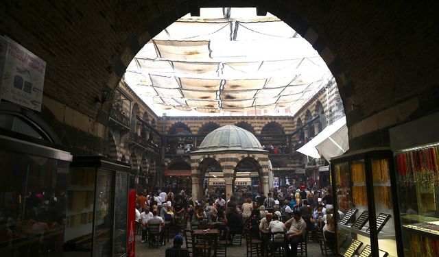 Diyarbakır'da ziyaretçi yoğunluğu esnafa çifte bayram yaşattı