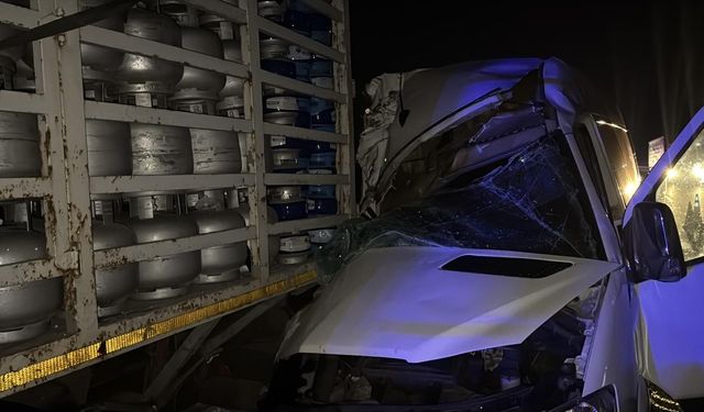Tüp yüklü kamyona çarpan minibüsteki 16 kişi yaralandı