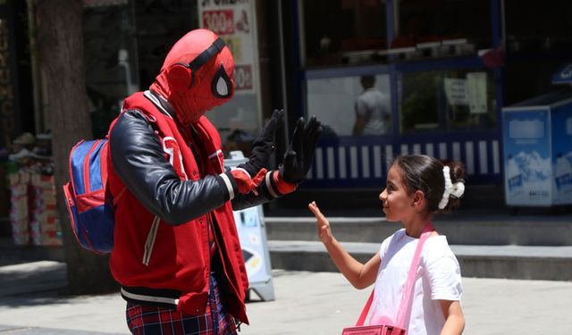 Türkiye'yi gezen "Örümcek Adam" Siirt'te