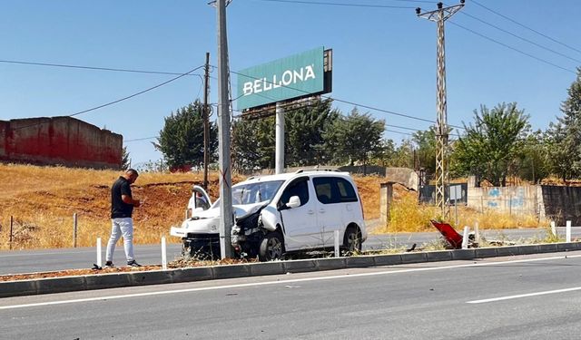 Siirt'te hafif ticari araç aydınlatma direğine çarptı: 4 yaralı