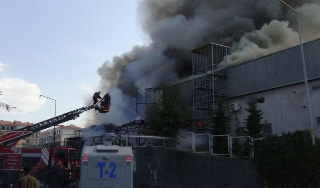 İnşaat malzemelerinin satıldığı bayide çıkan yangın kontrol altına alındı