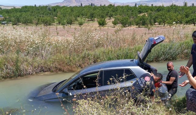 Malatya'da otomobil dereye uçtu: 2 yaralı