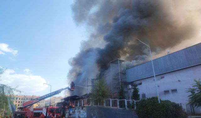 Malatya'da bir işyerinde büyük bir yangın çıktı: Söndürülemiyor!
