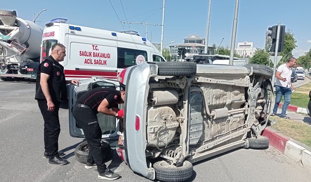 Yan yatan otomobilden sürücü yara almadan kurtuldu