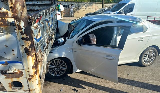 Park halindeki kamyonete çarpan otomobilin sürücüsü yaralandı