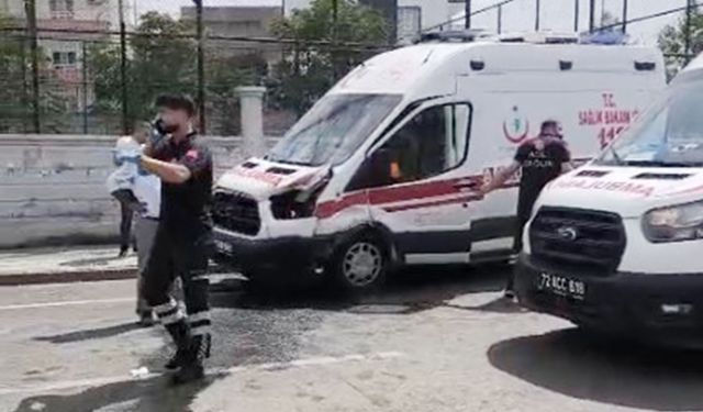 Batman'da ambulans ile otomobil çarpıştı: 1 yaralı