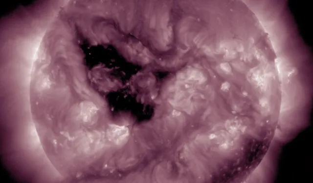 Güneş'te devasa delik: 24 saatte yüzde 50 büyüdü!