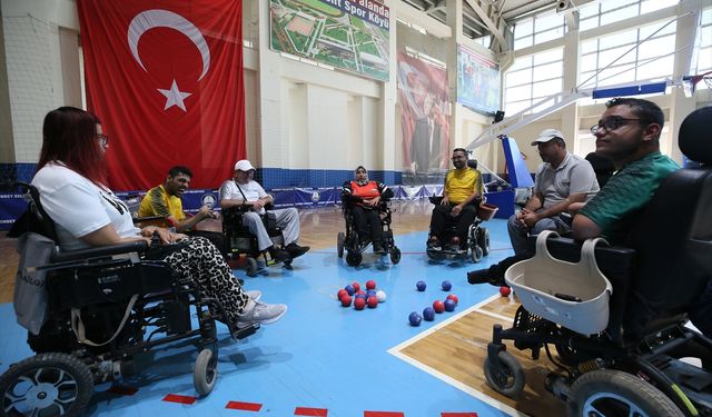 Yanlış iğne yüzünden çocukken engelli kalan kadın, boccia ile yaşama tutundu