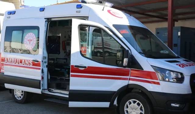 Beton mikseri traktöre çarptı: 1 yaralı