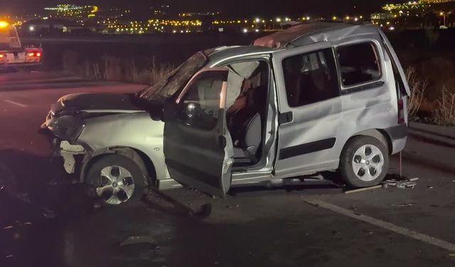 Erzurum'da araç aydınlatma direğine çarptı: 1 ölü, 2 yaralı