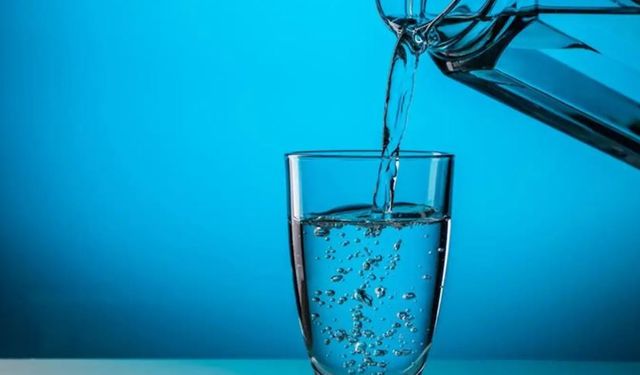 Günlük ne kadar su içilmeli: Faydaları ve zararları
