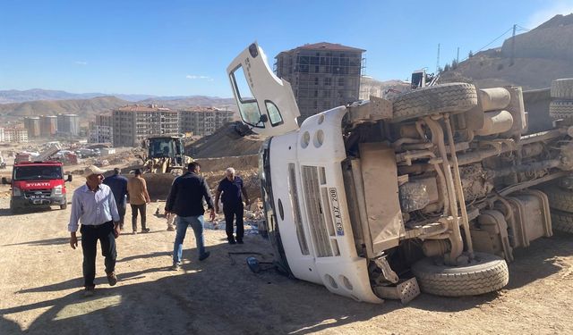Malatya'da hafriyat kamyonu devrildi: 1 yaralı