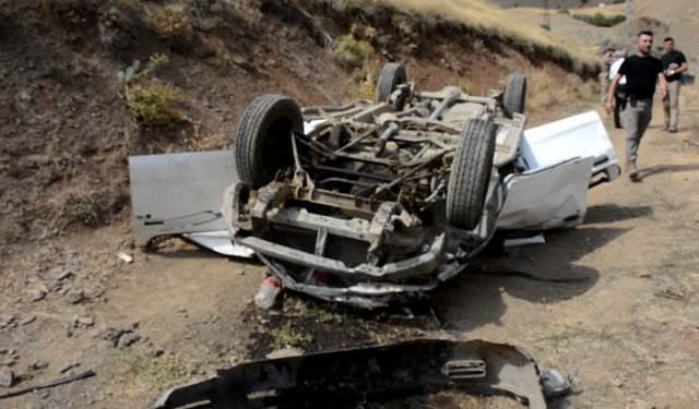 Pikap şarampole devrildi: 2 ölü, 1 yaralı