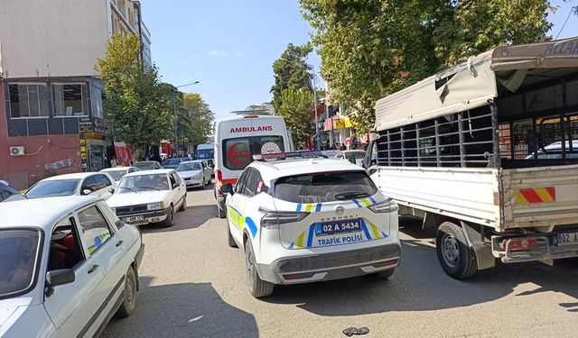 Adıyaman’da otomobil yayaya çarptı: Yaşlı adam yaralandı