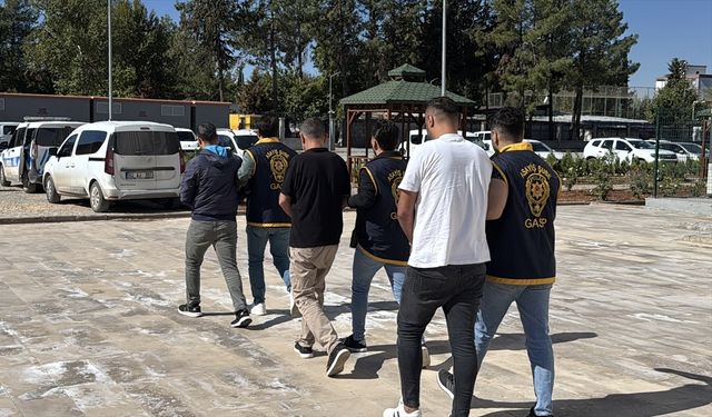 Adıyaman'da 3 kişi adliye önünde silahlarla yakalandı