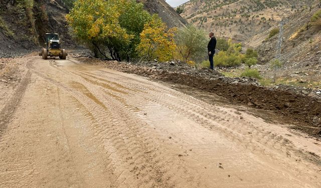 Sason'da heyelandan kapanan yollar ulaşıma açılıyor