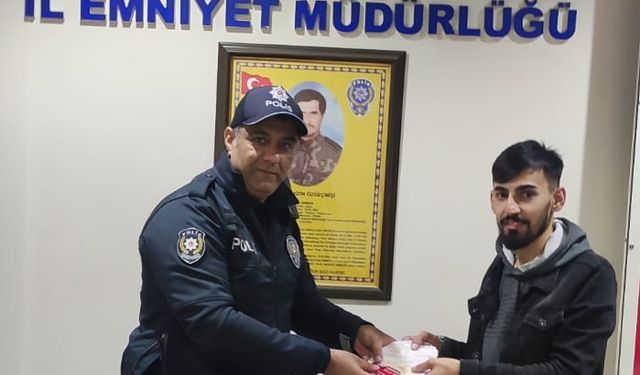 ATM'de unutulan para ve kart yetkililere teslim edildi