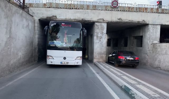 Ağrı otobüsü Kayseri'de alt geçitte sıkıştı