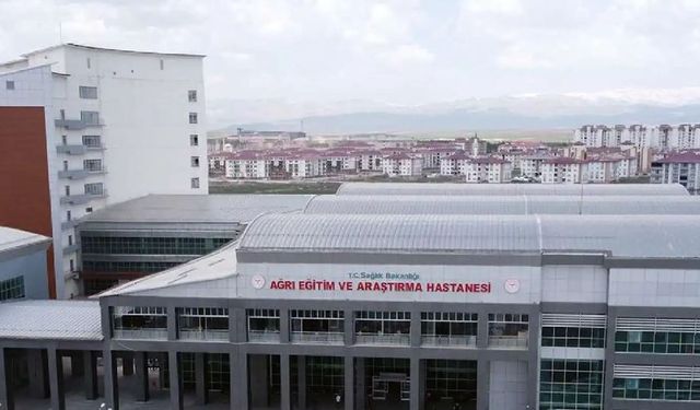 Ağrı’da kamyonet ile ambulans çarpıştı: 7 yaralı