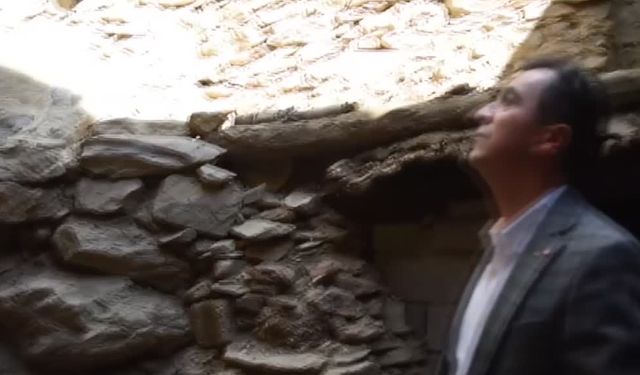 Bitlis Valisi, Hizan’da taş evleriyle dikkat çeken köyü ziyaret etti