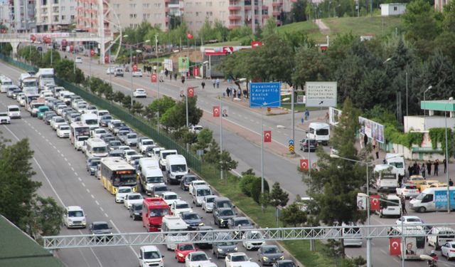 Dikkat dağıtan alışkanlıklar trafikte kazalara davetiye çıkarıyor