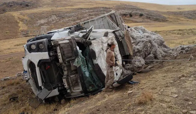 Diyarbakır'da pamuk yüklü kamyon şarampole devrildi: 2 yaralı