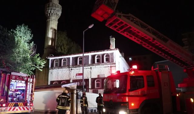 Erzurum'da tarihi caminin çatısında çıkan yangın söndürüldü