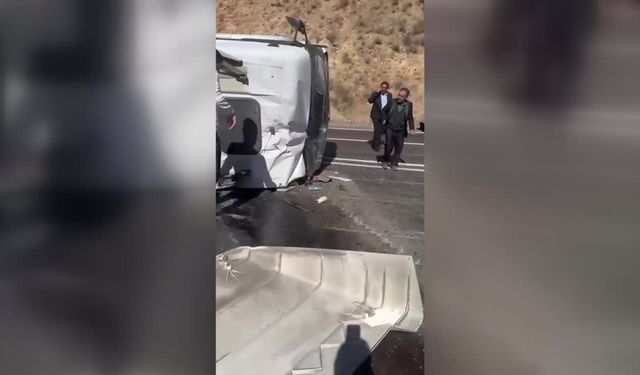 Erzurum'da tır kontrolden çıkarak devrildi