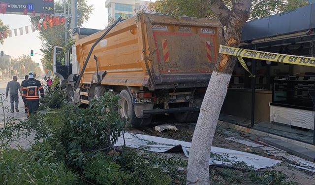 Freni arızalanan kamyon 7 konteyner iş yerine çarptı