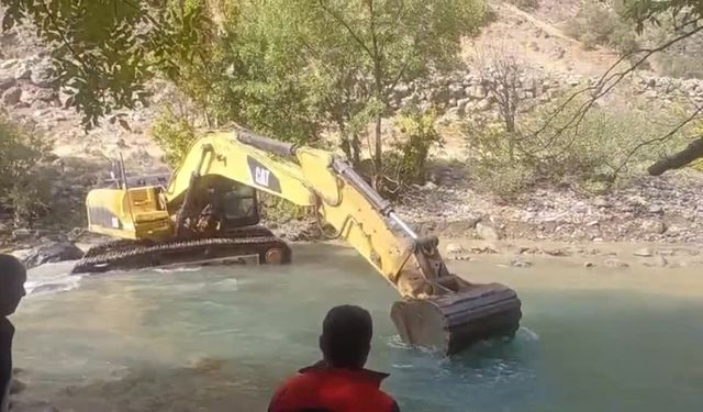 Hakkari'de derede kaybolan gencin bulunması için arama çalışması yapıldı