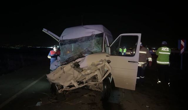 Hatay'da minibüs ile traktör çarpıştı: 14 yaralı